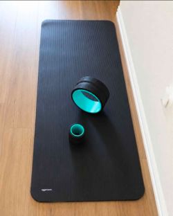 Amazon Basics Yoga Mat with Yoga Wheels Set