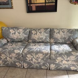 Sofa Couch Sits 4 Non Smoking Easy To Move Floral
