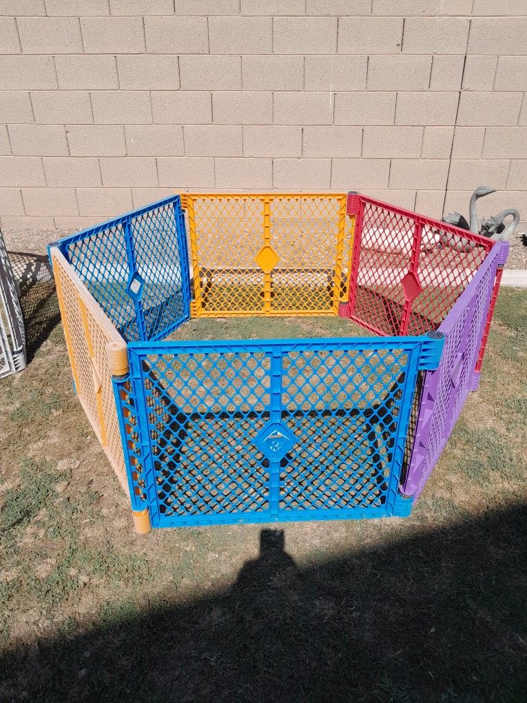 6 Panel Multi Color Plastic Pet Fencing Enclosures $25 Each 3 Available 17 Ft Long
