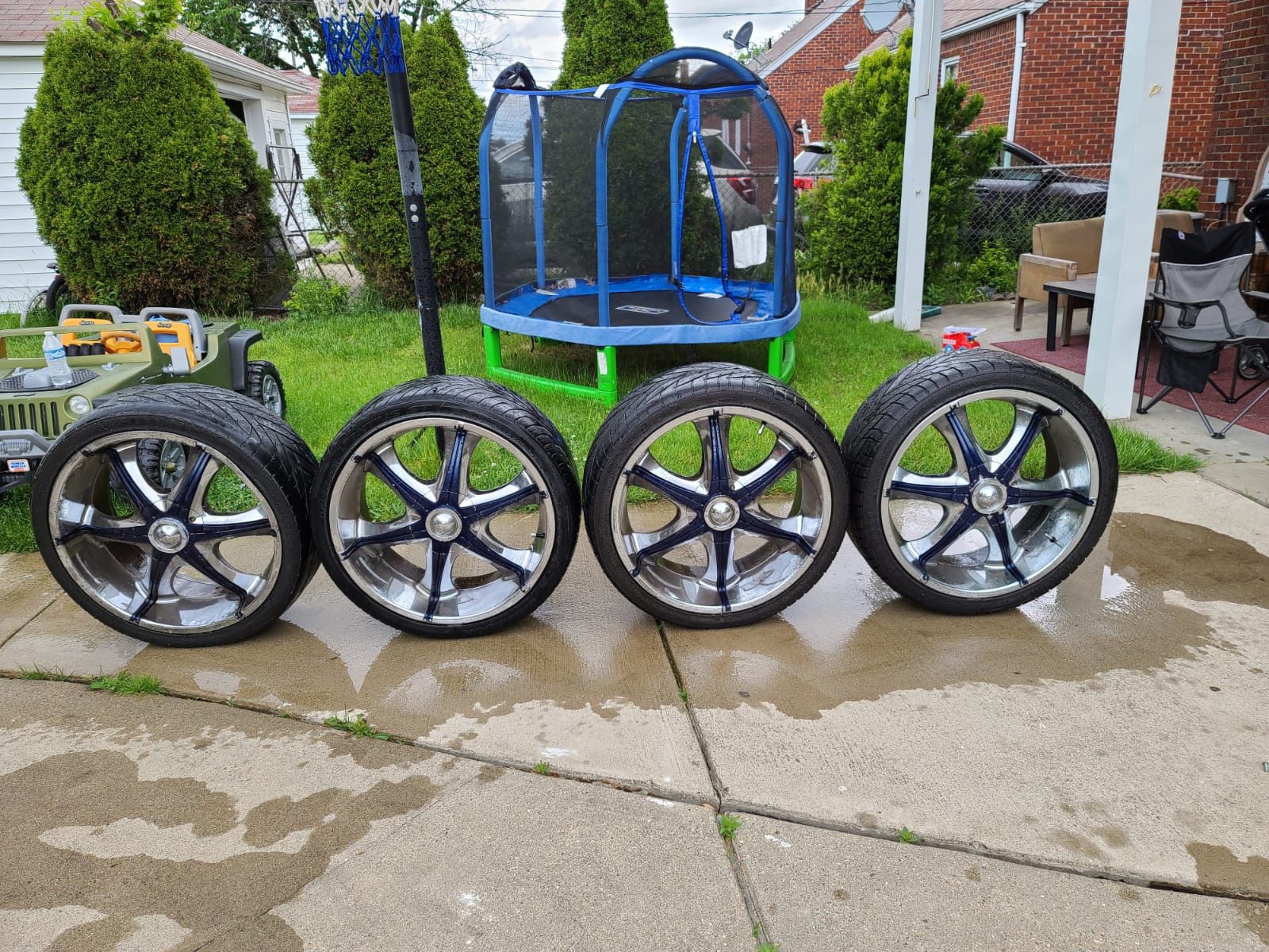 Rams with tires for 2003 trailer blazer 22 inch were on the blazer