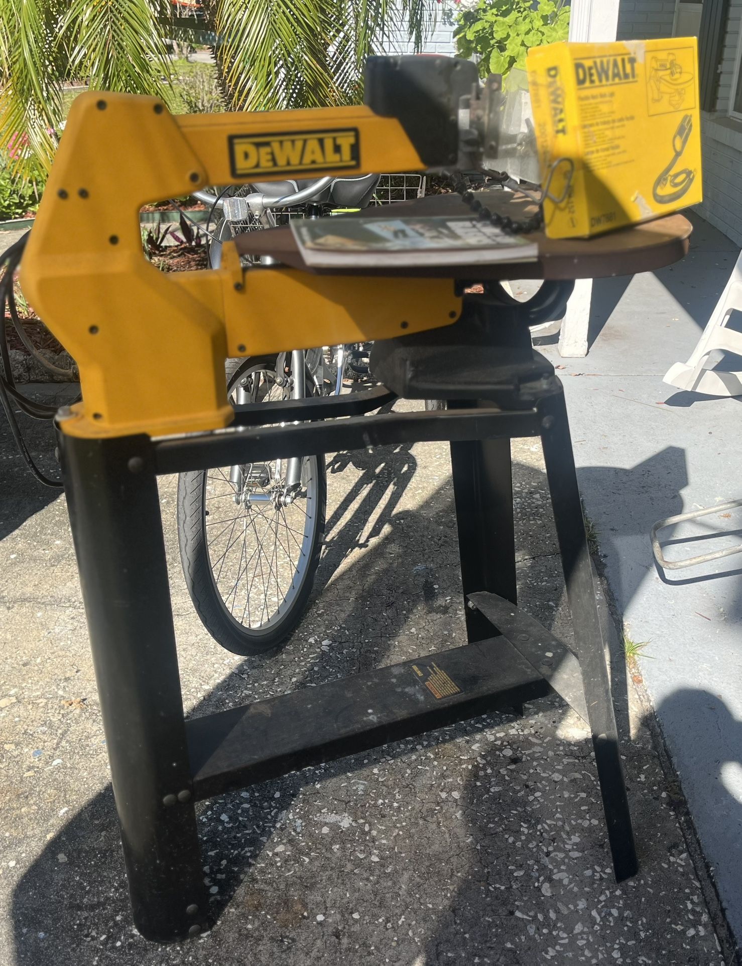 DEWALT Scroll Saw with Scroll-Saw Stand And Light