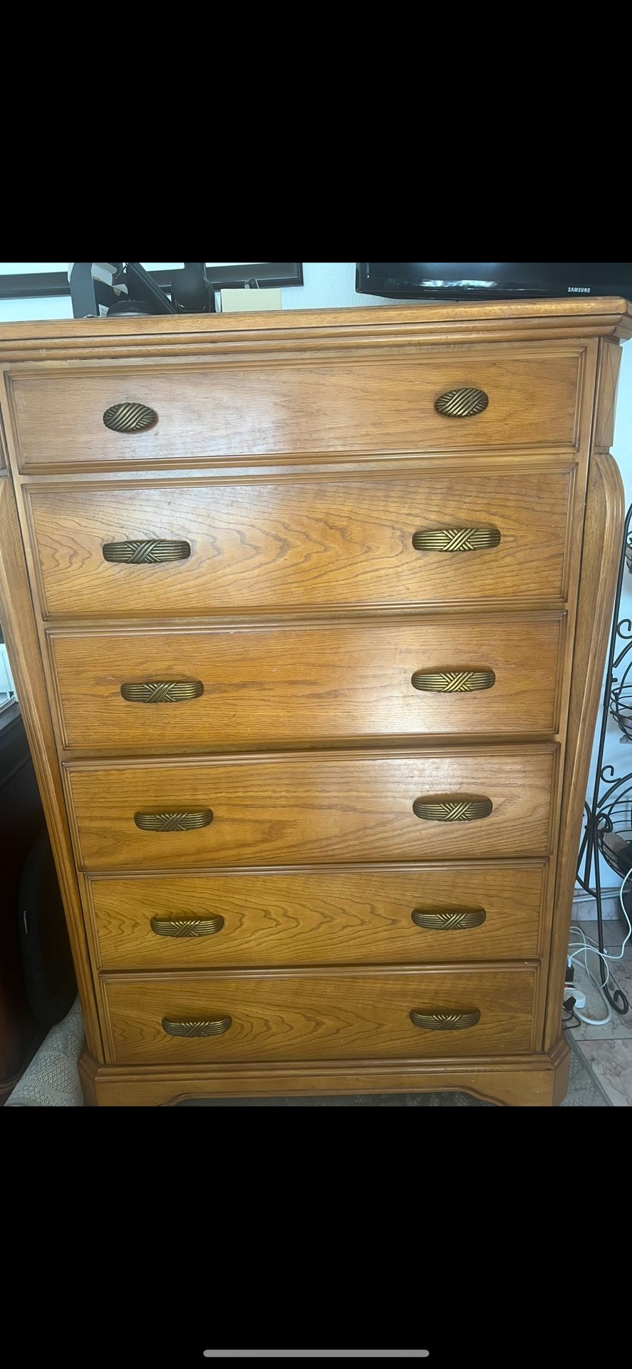 Dresser Gabetero 57 pulgadas de largo 40 pulgadas de ancho 17 de ondo Mueble con 5 gabetas Solido Buenas condiciones