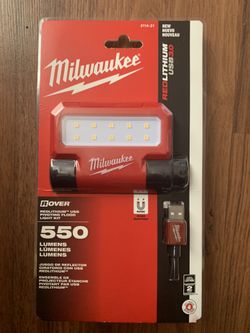 Milwaukee 550 Lumens LED REDLITHIUM USB Pivoting Flood Light
