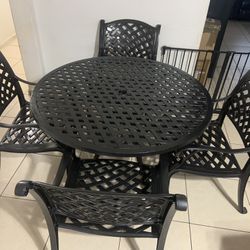 9  Pieces  Outside Patio Furniture Like New