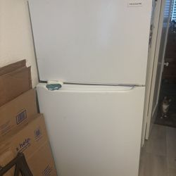 Frigidaire Refrigerator 