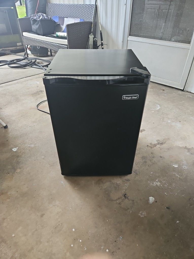 Small Refrigerator Almost New for Sale in Leesburg, FL OfferUp