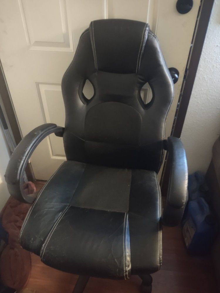 Older Gaming Chair Being Sold As Is Works Good