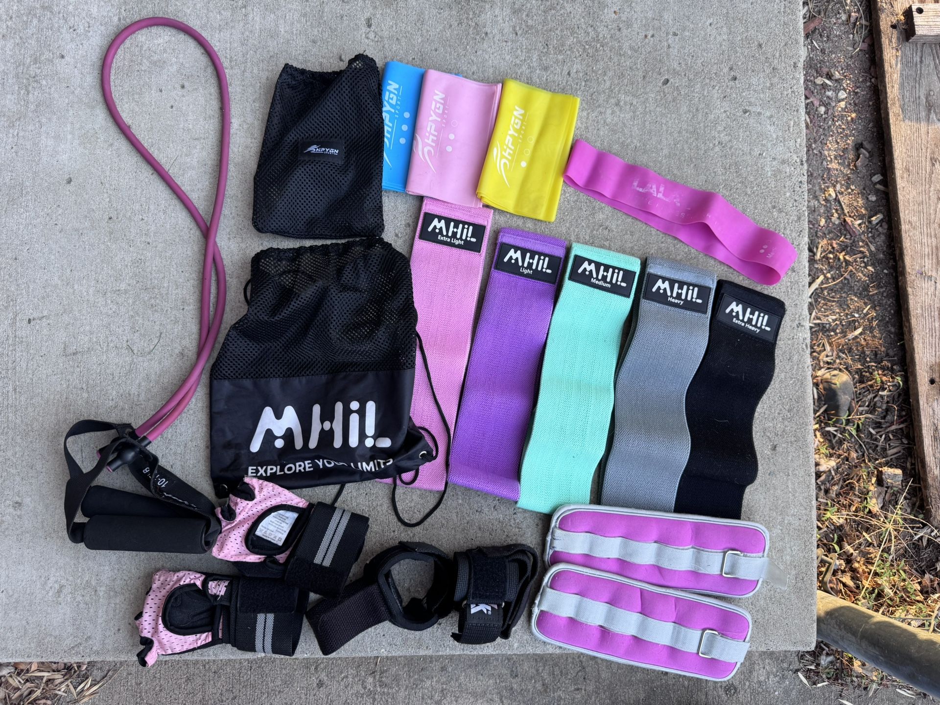 💪🏻 Gym Equipment Bundle – Resistance Bands, Straps, Gloves, & More – Gently Used! 💪🏻