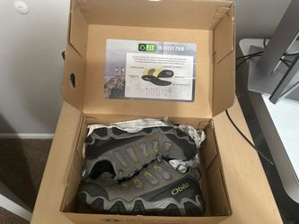 Women’s Oboz hiking shoes 8.5