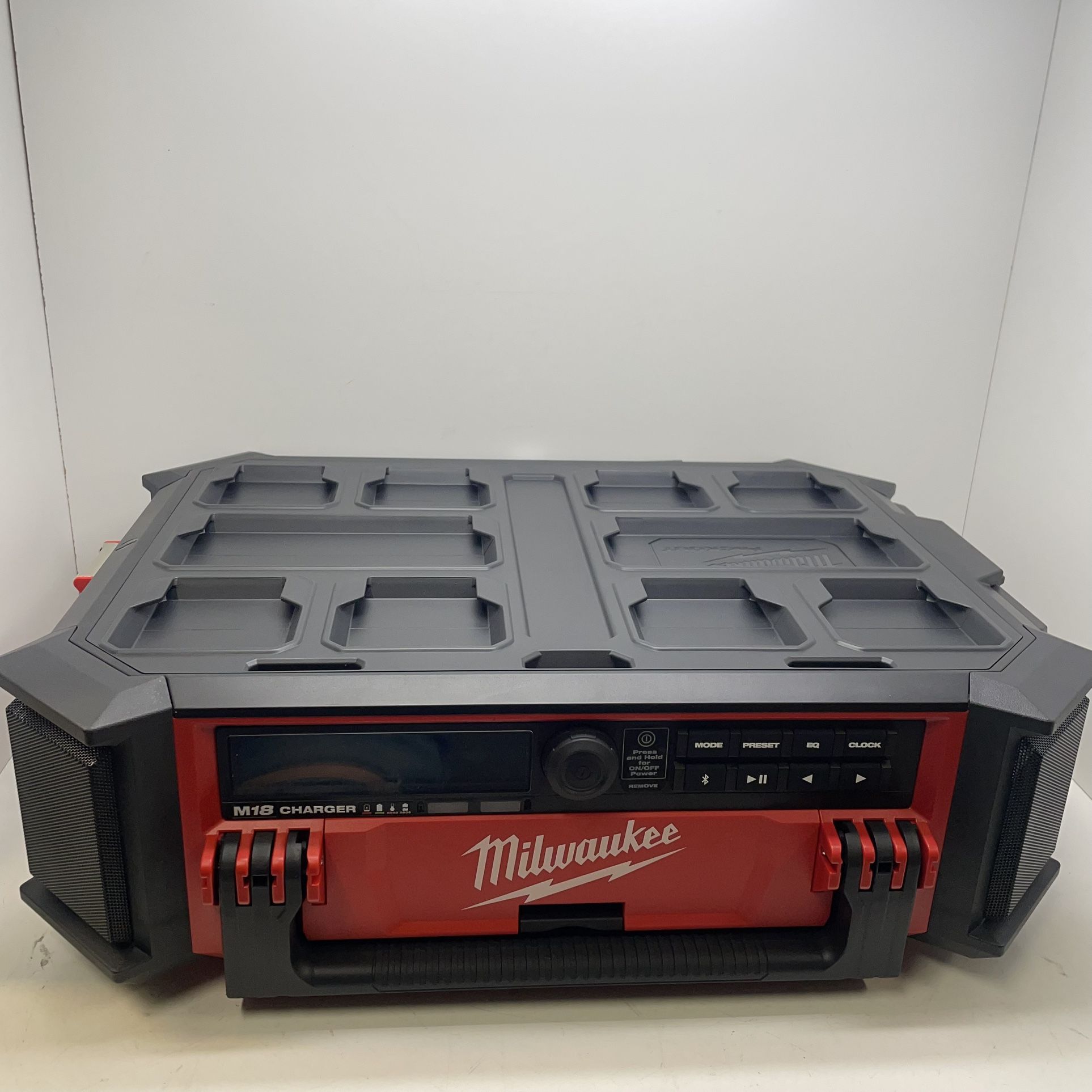 Milwaukee PackOut Radio+Charger 199381
