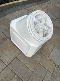 Pet food canister