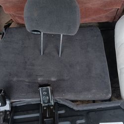 Front Seats For a 04 Jeep Grand Cherokee Laredo 