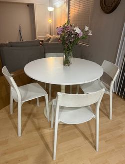 White round dining table with 4 chairs