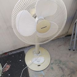 Standing Oscillating 3  Speed Fan