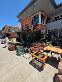 Big sale of antiques, art, and accessories from 10 am to 5 pm
805 Washington St, San Diego, CA 92103
