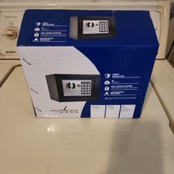 Electronic entry and keyed entry safe , 45.00 fontana
