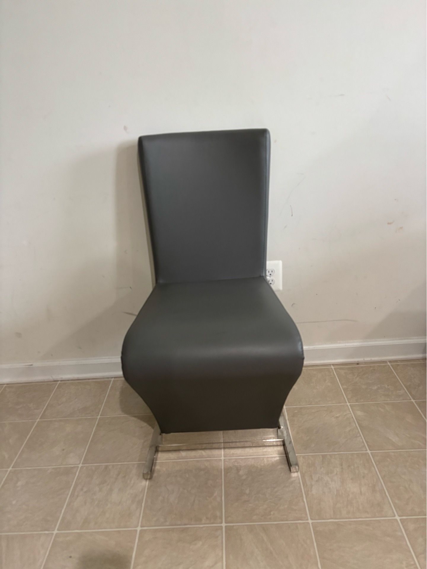 Gray Z-shape Chair
