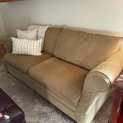 MULTIPLE FURNITURE PIECES! SOFA. LOVESEAT. RECLINER. 