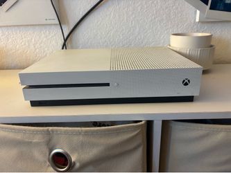 Xbox One S (White Color) 2 controllers