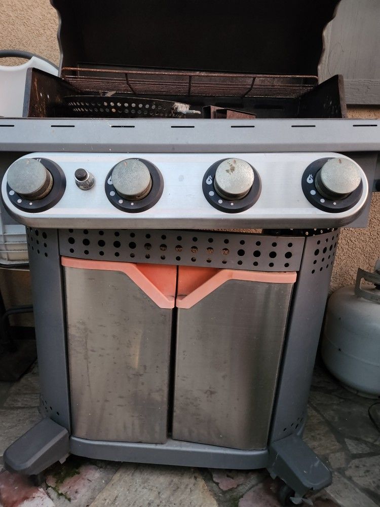 BBQ Grill. Comes With Tank $30