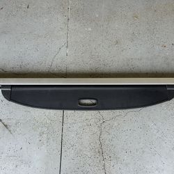 KIA (Sorrento?) Rear Retractable Cargo/Tonneau Cover (Approx. Years: 2016 - 2019)