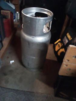 3 10 Gallon Propane Tanks Full 75$ Each