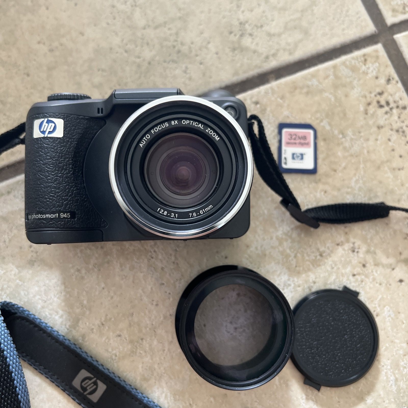 HP PhotoSmart 945 Black 5.3MP 2" LCD Display Digital Camera with 8x Optical Zoom