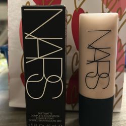 NARS Natural Radiant Longwear Foundation in the shade Light 1 Oslo. 