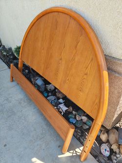 Modern rounded queen head board footboard like new 200 price drop 140 firm see pictures