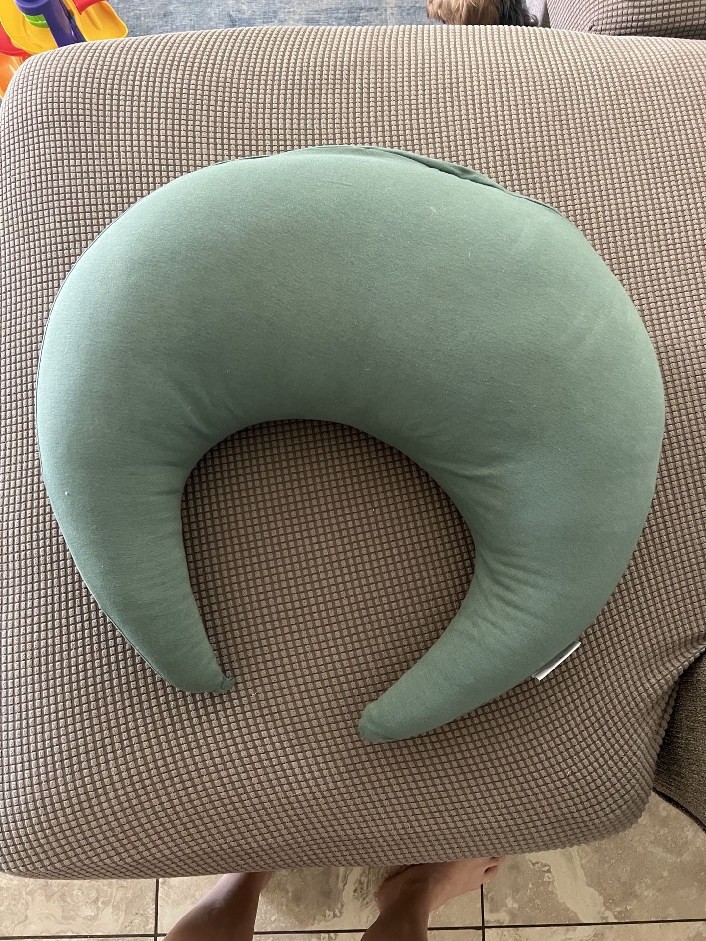 Snuggle Me Organic Feeding Pillow