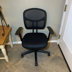 Amazon Basics Mesh, Mid-Back, Adjustable, Swivel Office Desk Chair with Armrests, Black