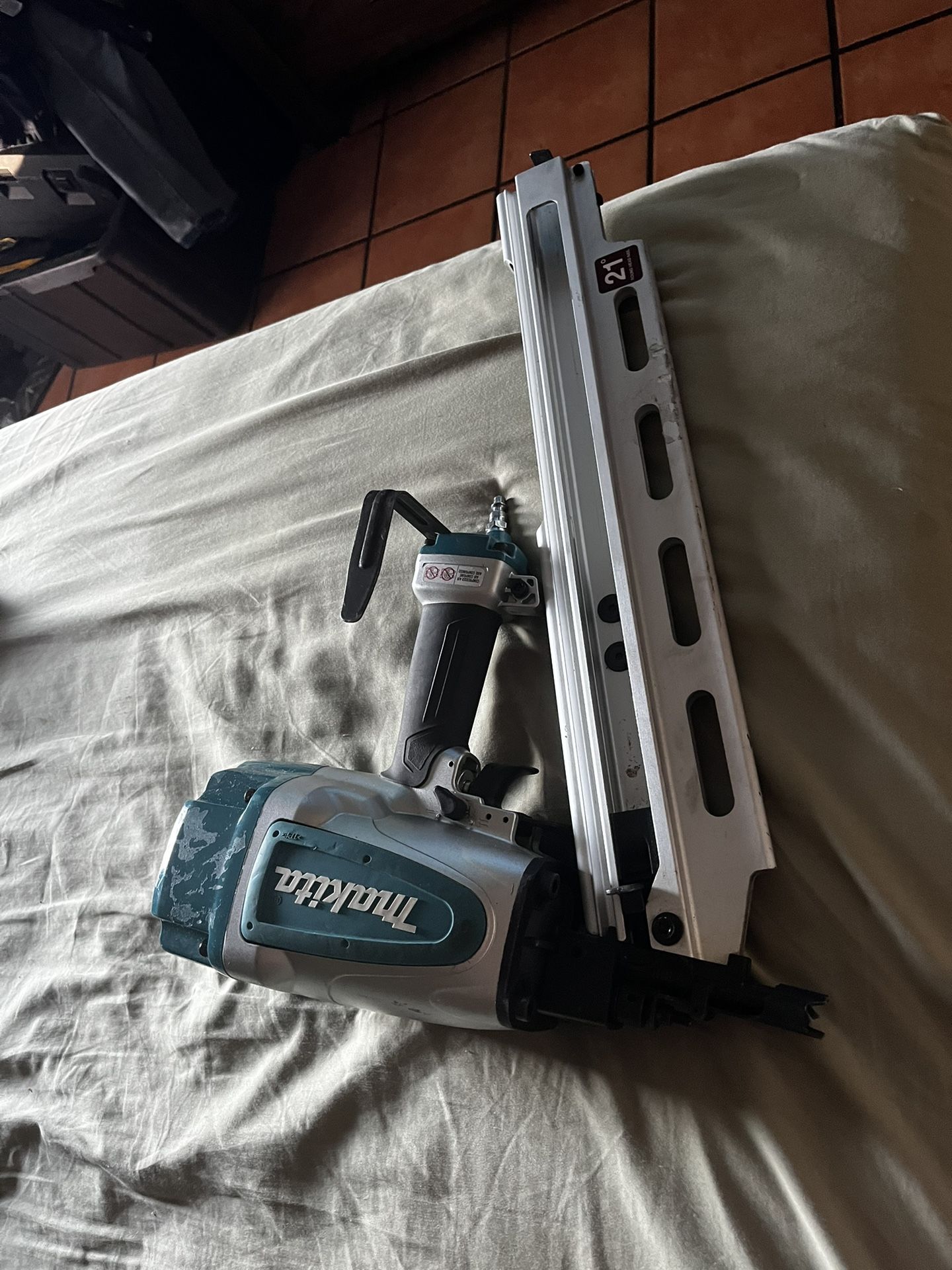 Makita Pneumatic 3-1/ 2 in. 21° Full Round Head Corded Framing..
