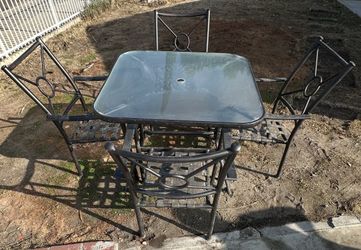 Patio Table And 4 Chairs 