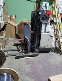 Crown Cascasde Sideshifter FORKLIFT Electric With Charger Stacker Walkie