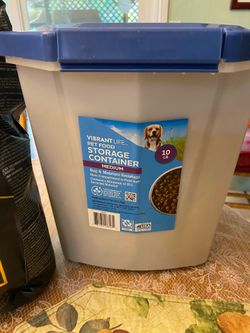 Pet food storage container