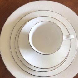 Lenox Hannah Platinum Trim 40 Pieces Service For 8