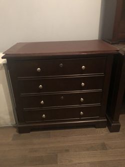 Excellent like new desk and filing cabinet with key and lock for office