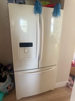 French Door Refrigerator w/ Bottom Freezer & Water/Ice Dispenser – Pickup Only
