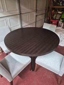 Beautiful Table & 4 upholstered Chairs