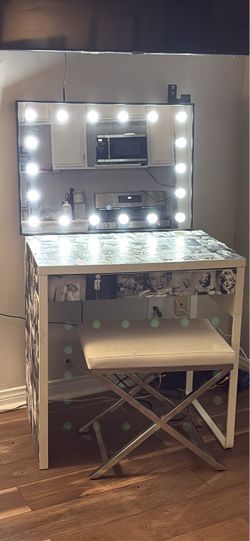 Marilyn monroe lighted vanity with stool.