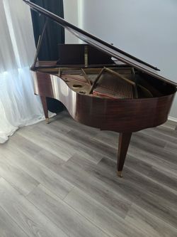 Free Baby grand piano