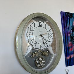 Musical wall clock Every hour plays music   12 melodies