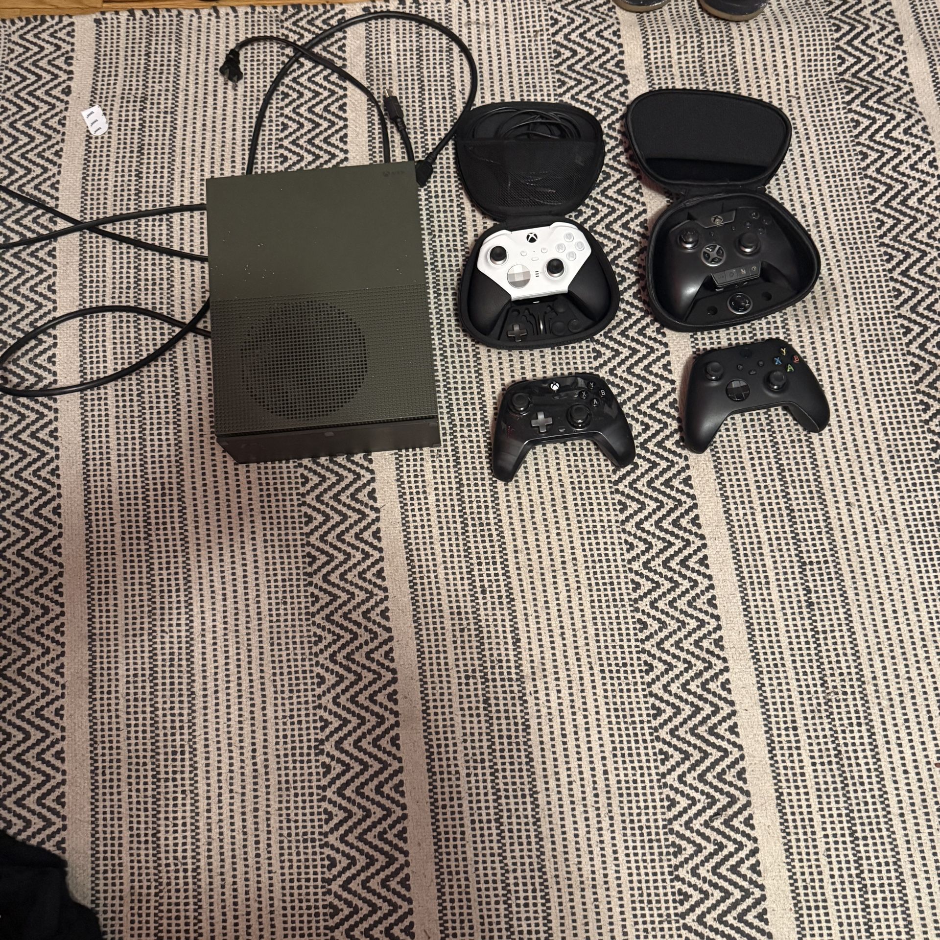 Xbox One S Master Chief Bundle + Elite Series 2, Wolverine Ultimate, 2 Controllers