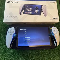 PlayStation Portable Traveling Case  Screen Protectors Close To Brand New 