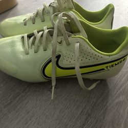 NIKE MEN'S TIEMPO LEGEND 9 ACADEMY FG/MG VOLT/WHITE