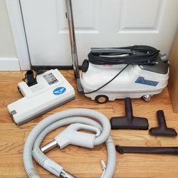 NEW cond SEBO COMMERCIAL VACUUM WITH COMPLETE ATTACHMENTS  , AMAZING POWER SUCTION  , WORKS EXCELLENT  , IN THE BOX 