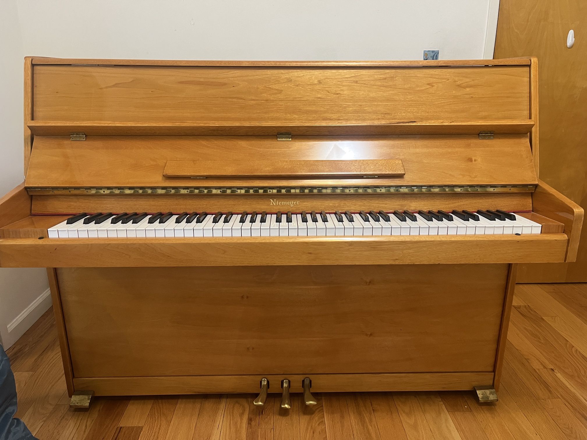 niemeyer upright piano