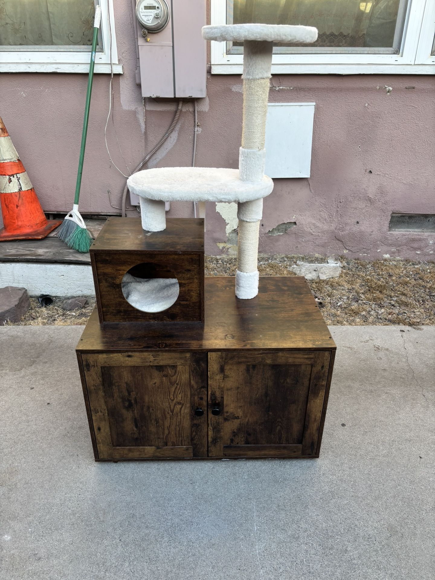 Cat Tree With Enclosure