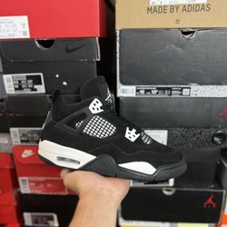 Jordan White Thunder 4s size 7Y VNDS 