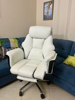Office/gaming chair.